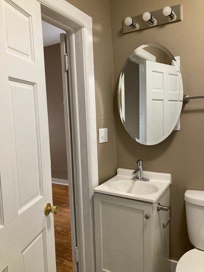 Building Photo - Newly remodeled 3 bedroom