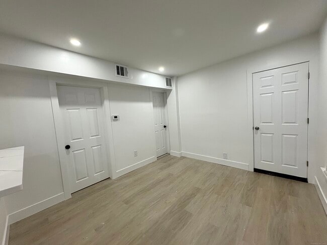 Building Photo - 25 Deforest Ave