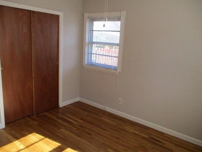 Building Photo - 1005 S 11th St