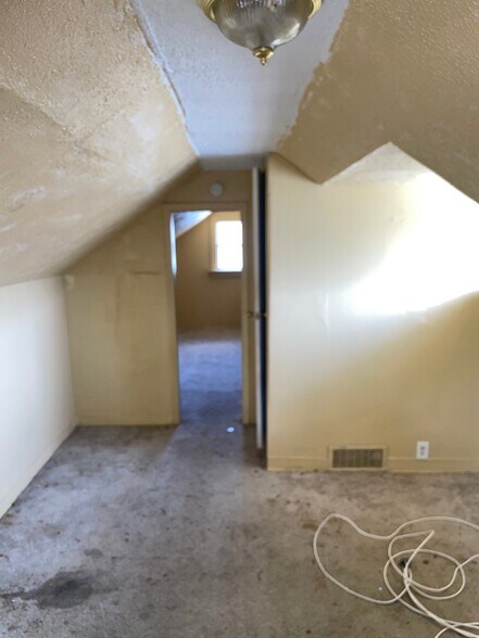 Building Photo - 5811 Helen Ave