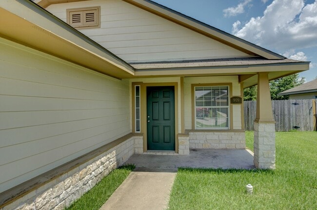 Building Photo - August Pre-Lease! Beautiful 3 Bed, 2 Bath ...