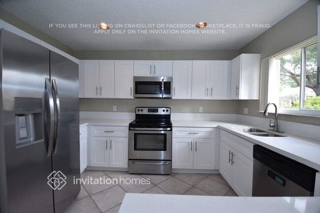 Building Photo - 14311 SW 154th Ct
