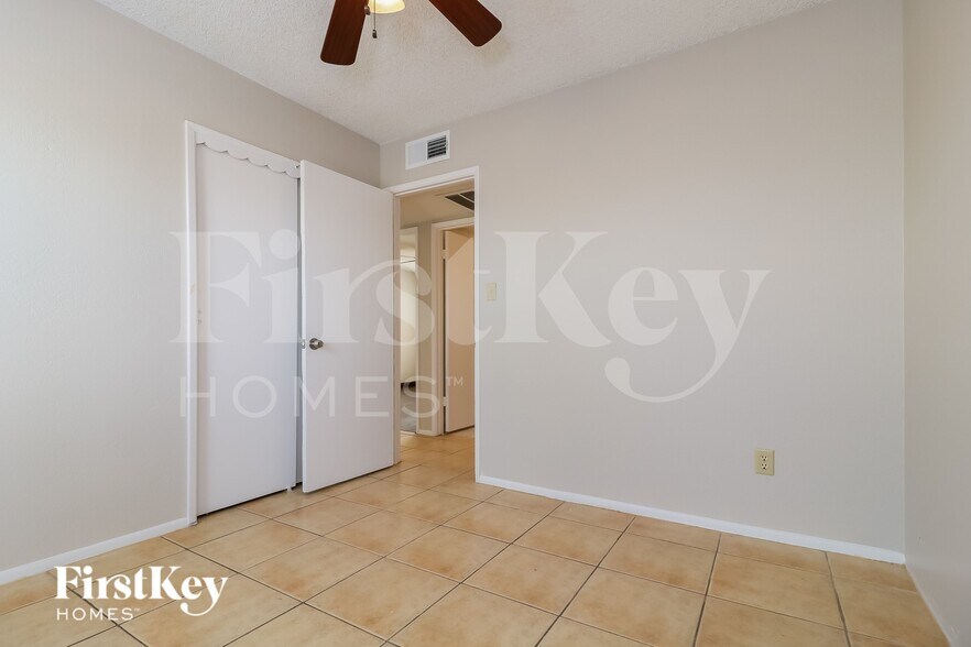 Building Photo - 10603 W Seldon Ln