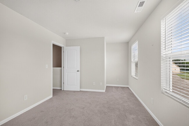 Building Photo - 2905 Shasta Dr