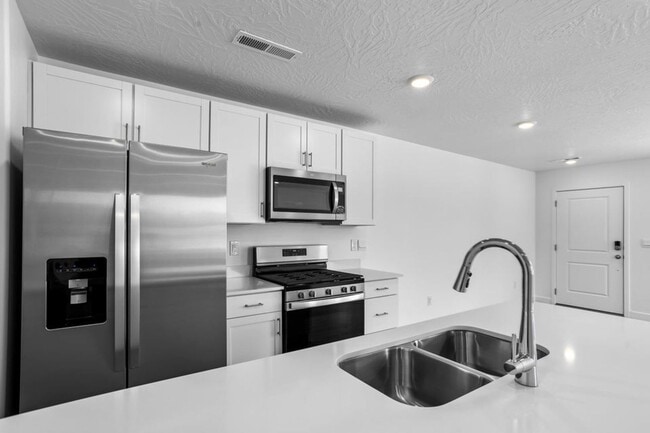 Building Photo - MOVE IN READY! 3 Bedroom townhome in long valley!