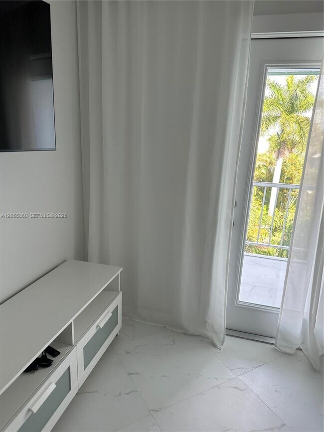 Building Photo - 1333 E Hallandale Beach Blvd