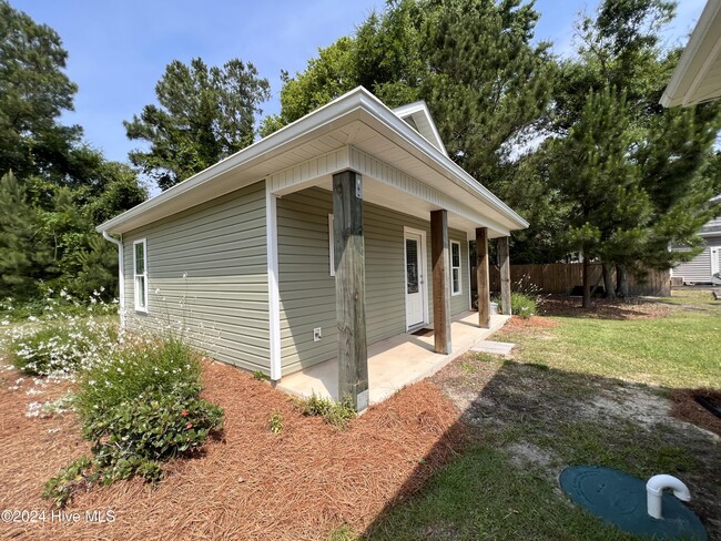 Building Photo - 123 Pine Needle Cir