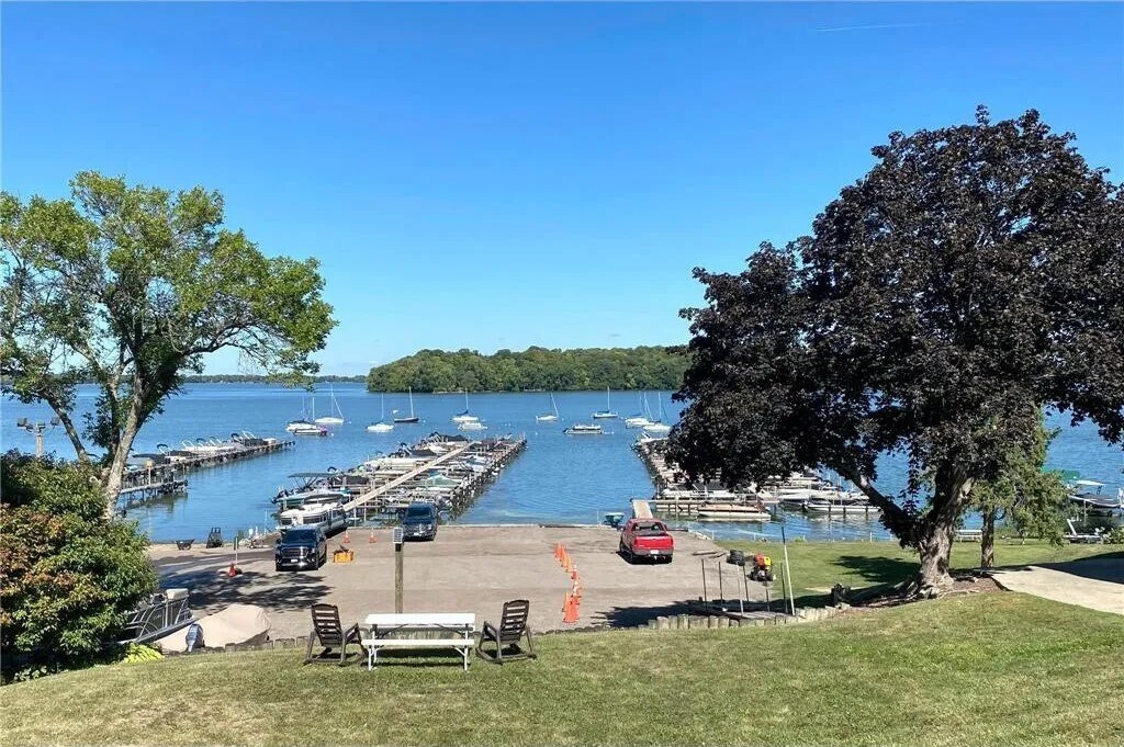 Walk to the lake, 2 blocks away - 353 E Main St