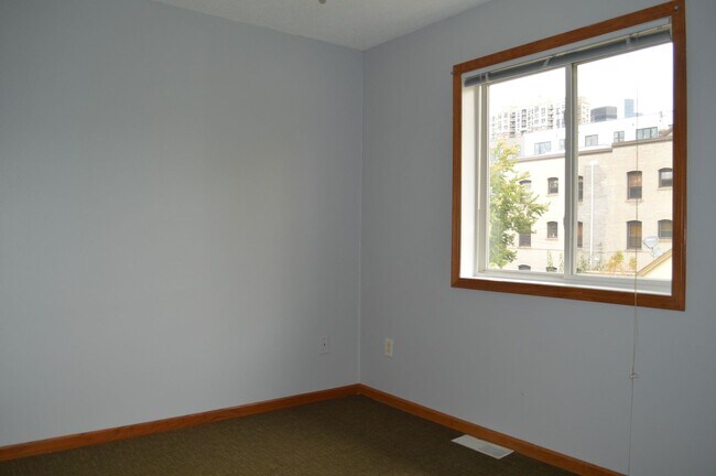Building Photo - 1512