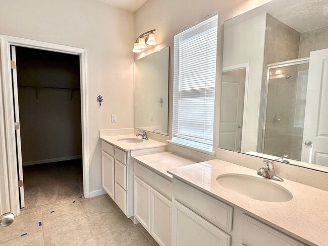 Building Photo - This amazing 4 bedroom, 2 bathroom single ...