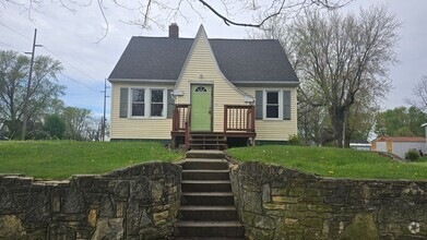 Building Photo - Three Bedroom - large upper bedroom!