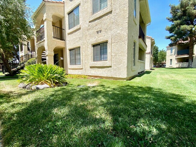 Building Photo - 2554 Olive Dr