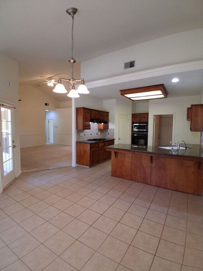 Building Photo - Desirable Clovis Single-Level Home: 3-bedroom, 2-bathroom
