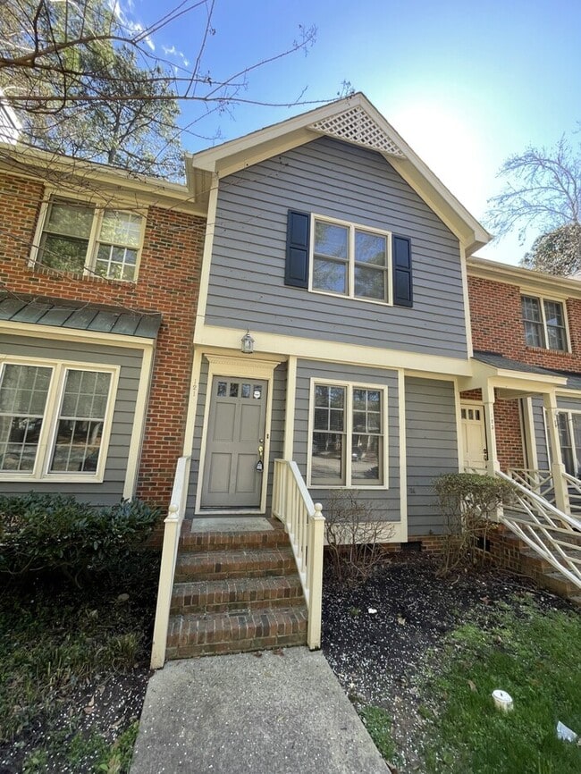 Building Photo - 2 bd 2.5 ba townhouse
