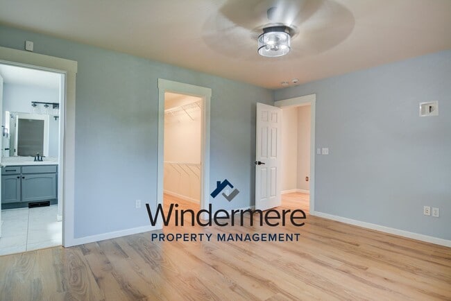 Building Photo - Modern 4 bed 2.5 Bath Home