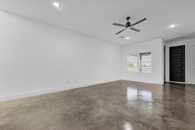 Building Photo - MOVE IN SPECIALS