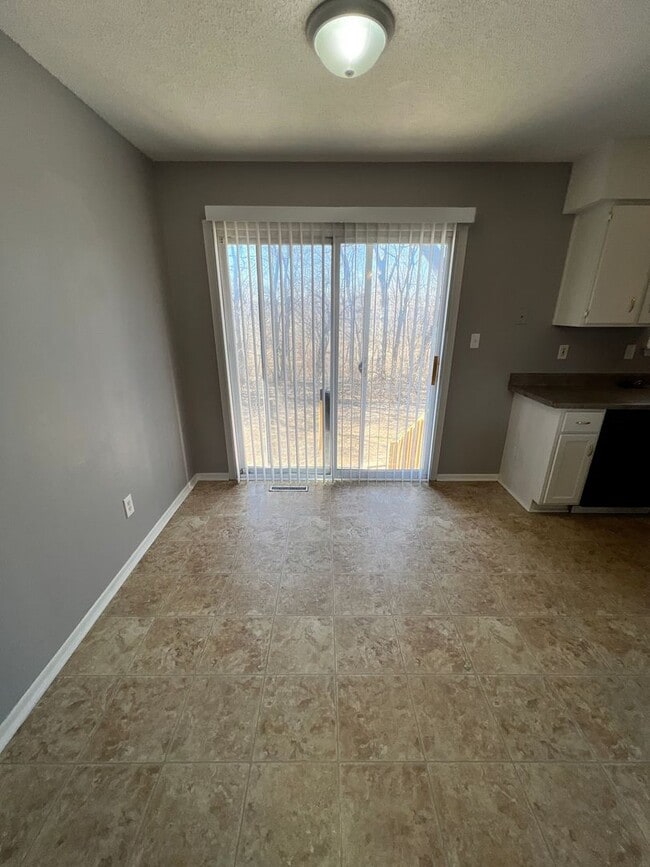 Building Photo - Spacious Split-Level Duplex in Lee’s Summit