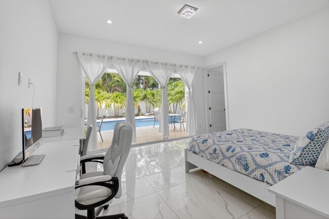 Building Photo - 711 NE 6th St