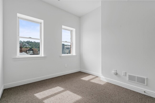 Building Photo - 2304 1/2 E Carson Street