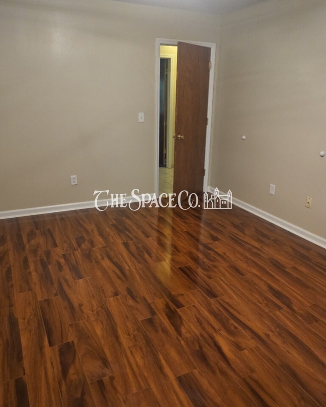 Building Photo - "Charming 2-Bed Townhouse Retreat on Fleming Road – Spacious Comfort in Charleston!"