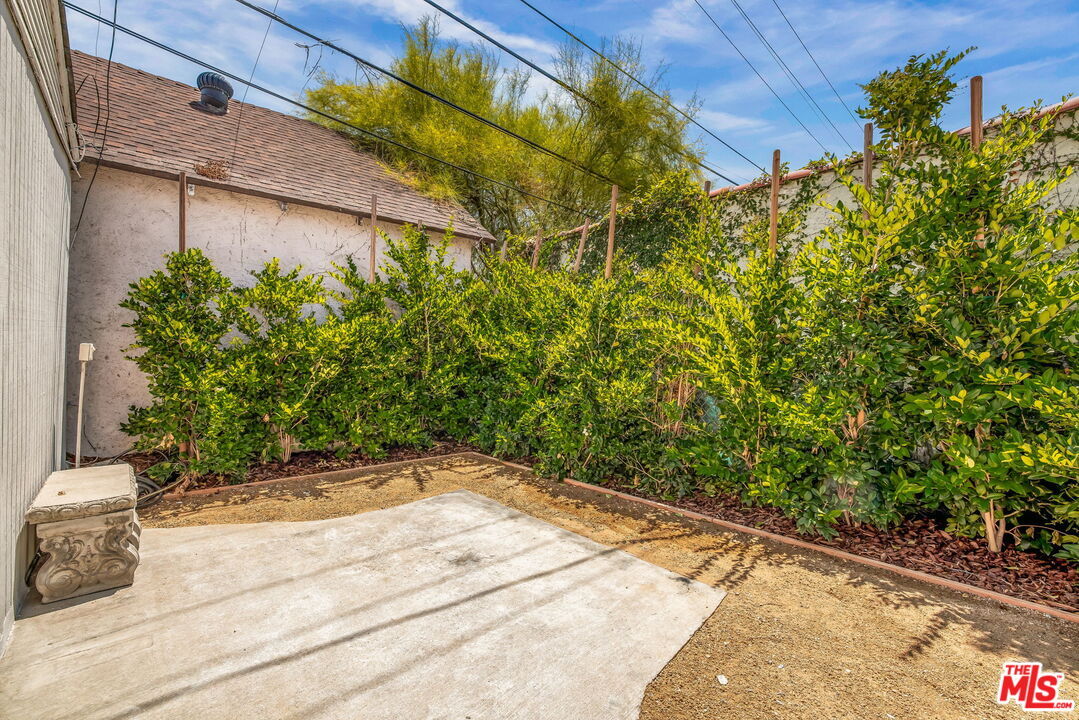 Rear yard area - 842 S Sycamore Ave