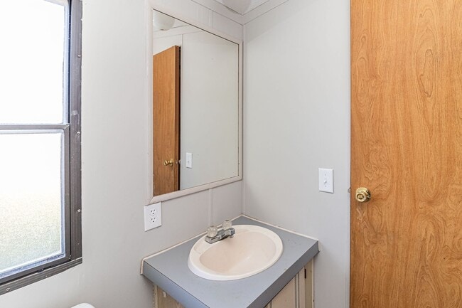 Building Photo - Rosewood Rental! Newly Remodeled 2 BR, 2 B...