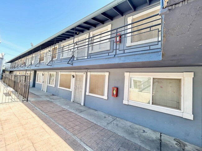 Building Photo - CUTE ONE BEDROOM / ONE BATH APARTMENT UNIT!