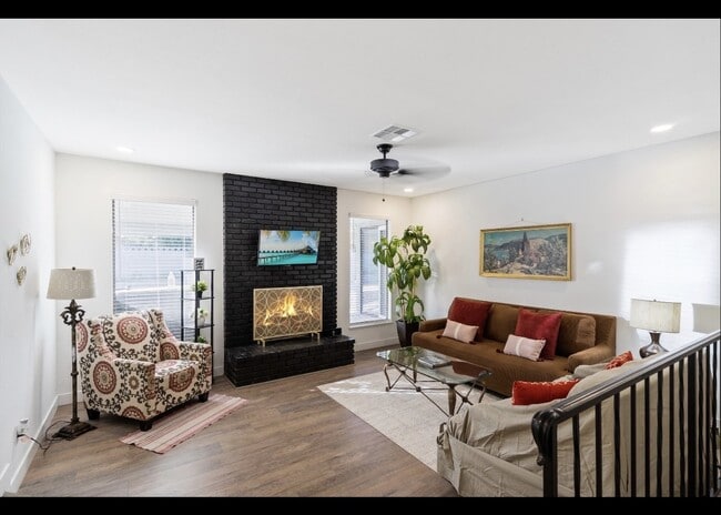 Building Photo - Fully Furnished Executive Rental in Las Ve...