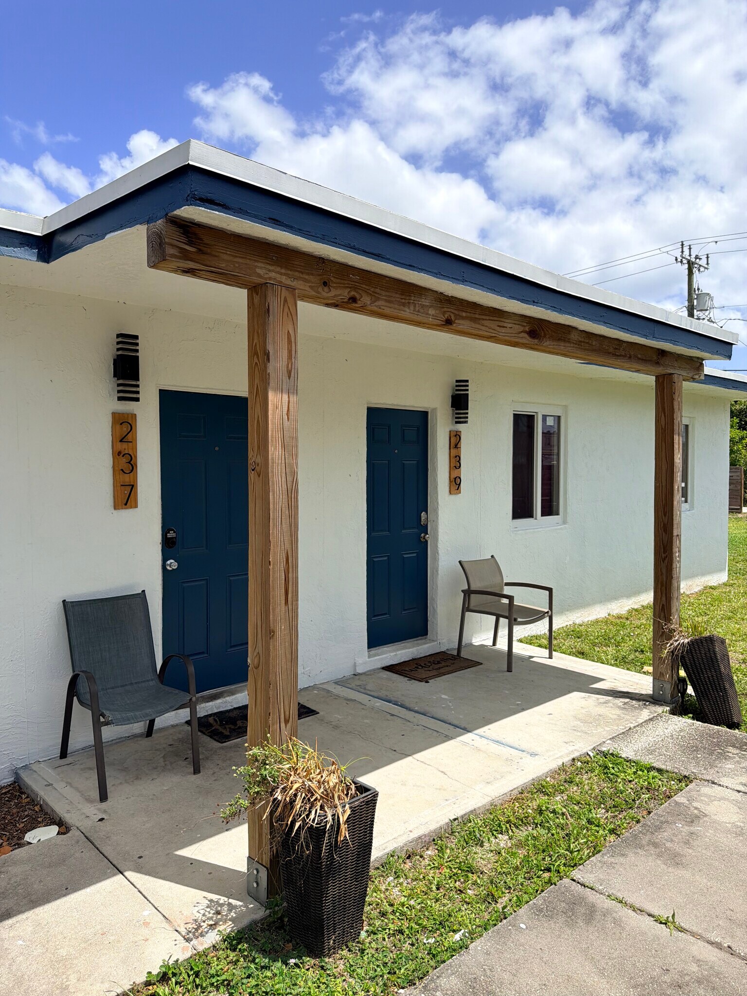 Front area - 237 SW 14th Ave