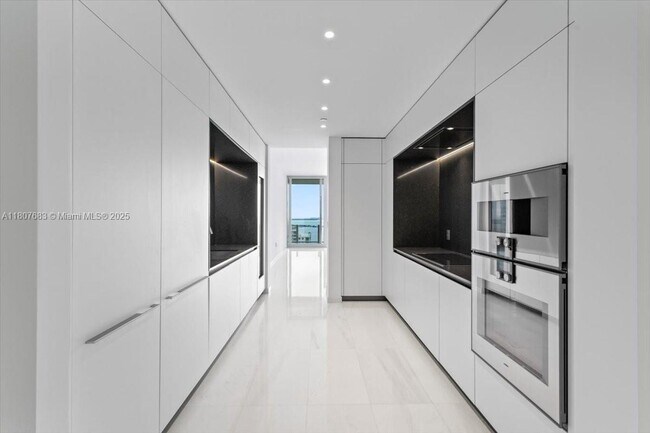 Building Photo - 300 Biscayne Blvd Way