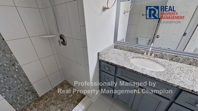 Building Photo - Beautiful Upper Level Condo with Convenien...