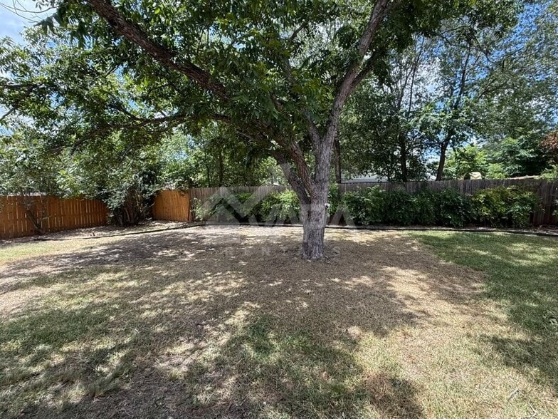 Building Photo - 8007 Lake Forest Dr