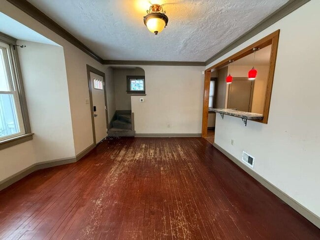 Building Photo - 2 BED, 1 BATH BEAUTIFIL SINGLE-FAMILY HOME IN EUCLID!