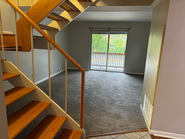 Building Photo - Two Bedroom Apartment for Rent - Marble Cliff/Grandview