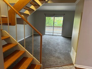 Building Photo - Two Bedroom Apartment for Rent - Marble Cliff/Grandview