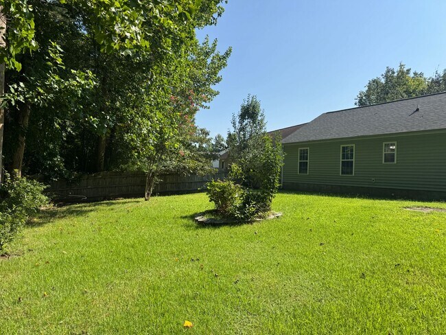 Building Photo - 105 Farina Dr