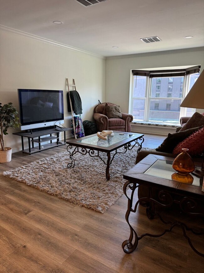 Building Photo - Spacious Renovated 3-Bedroom Condo Near UT...