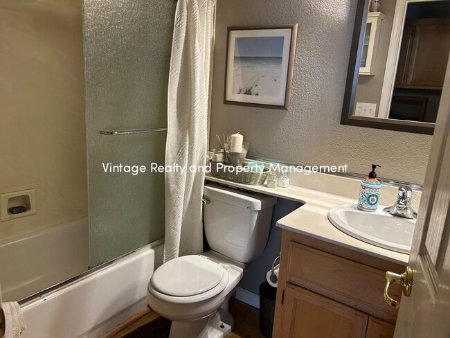 Building Photo - Charming Single-Story 3 Bedroom Home In South Natomas!!!