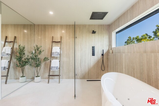 Building Photo - 8300 Grand View Dr