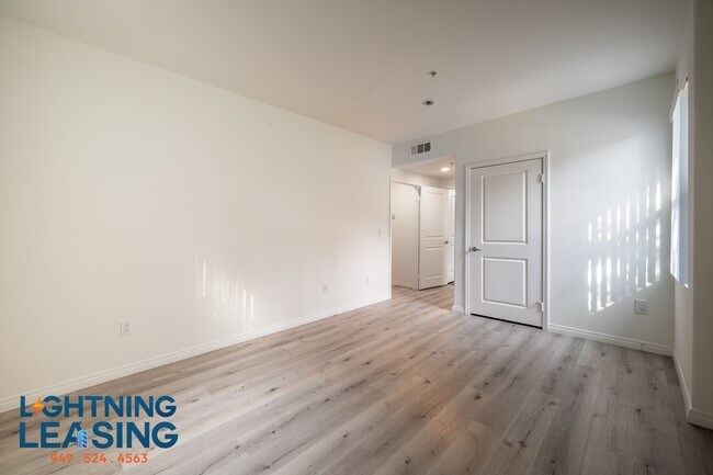 Building Photo - 11923 Kling St
