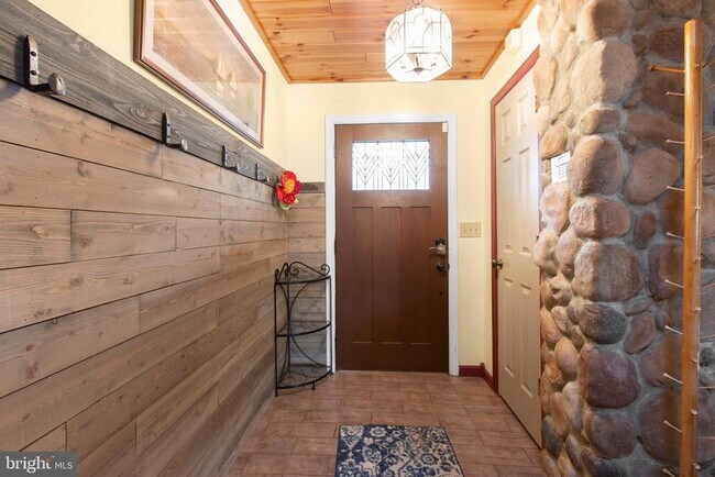 Primary Photo - 76 Grove Ln
