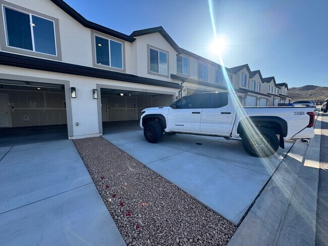 Building Photo - Brand New Long Valley Town home!!