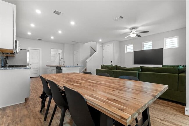 Building Photo - 7106 Silver Star Ln