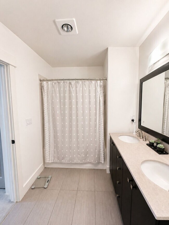 Building Photo - 1bd/1.5ba Seattle Condo