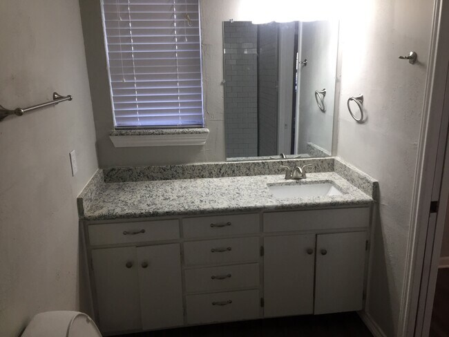 Building Photo - 407 N Carl St