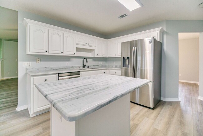 Building Photo - Beautiful property in highly desirable Lilian Woods Subdivision!