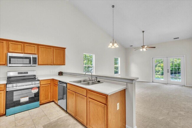 Building Photo - Better Than New 3 Bed/2 Bath Townhome in S...