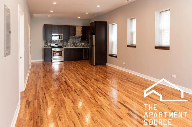 Building Photo - 1929 W Montrose Ave