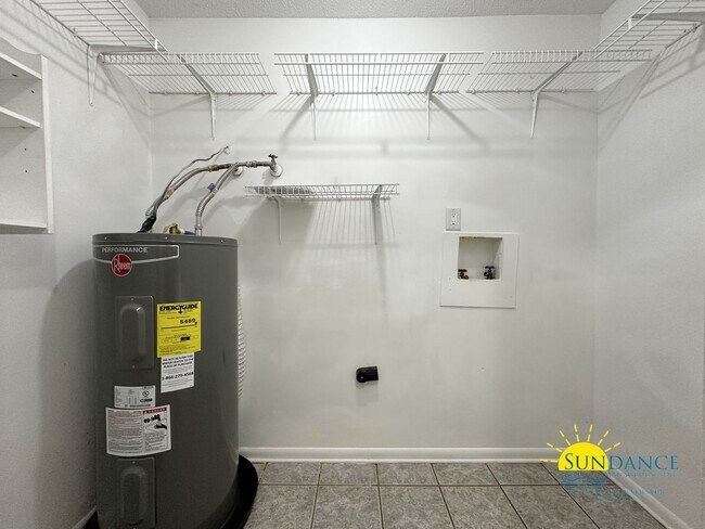 Building Photo - Charming 2 Bedroom Townhouse Located in FWB!