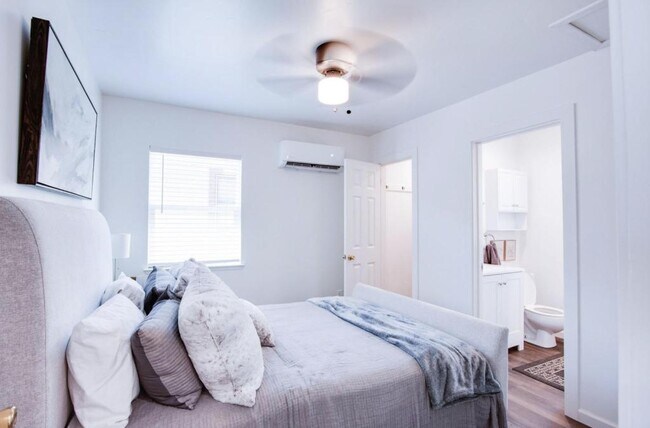 Building Photo - 933 Hackberry Ave